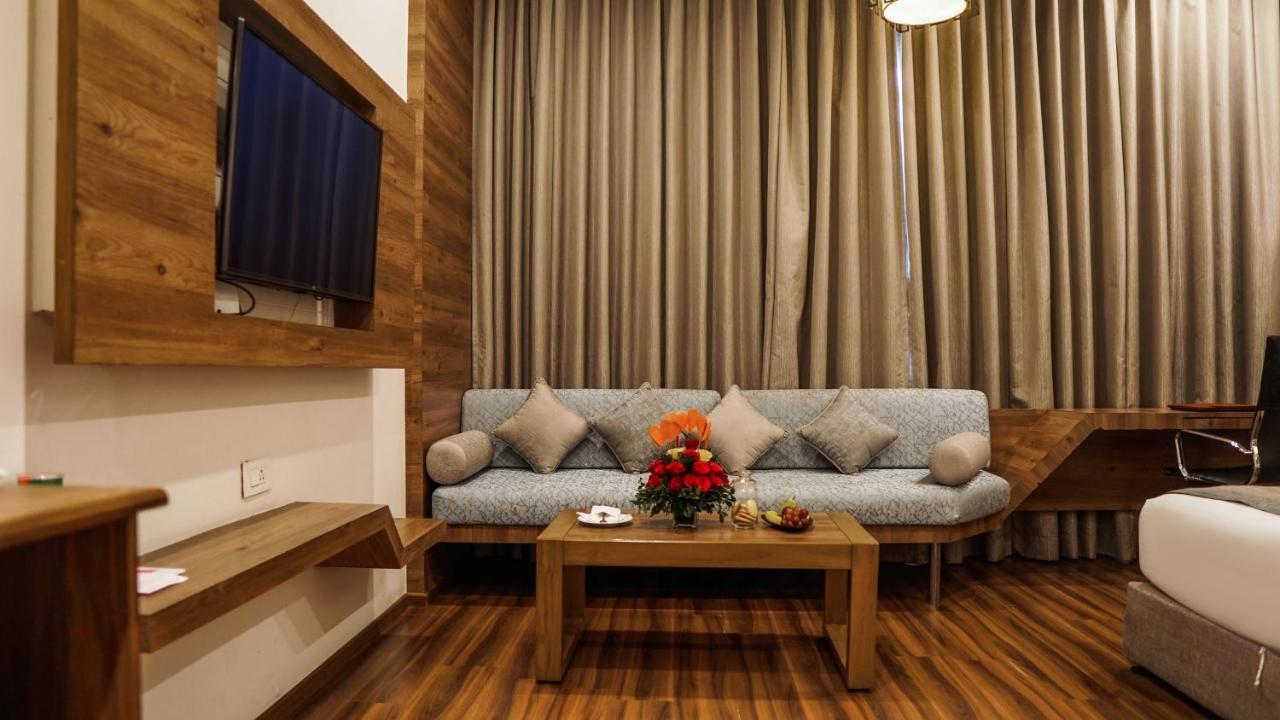 Hotel Centre Point Нагпур Экстерьер фото